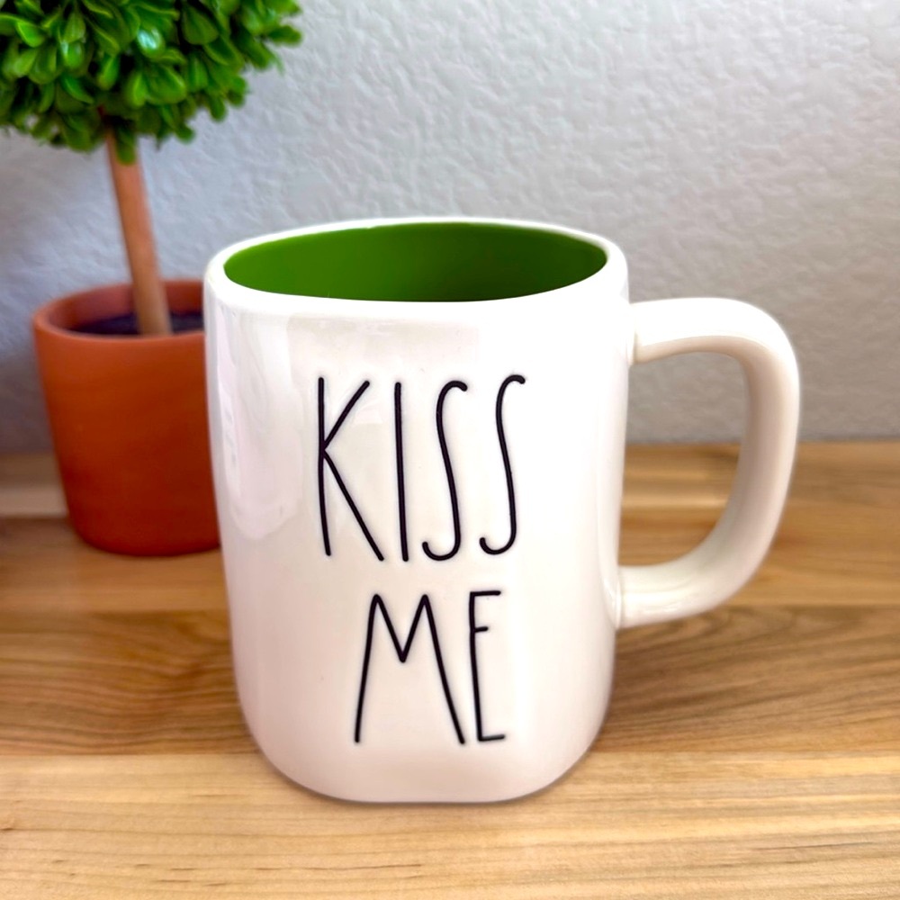 ❗️RAE DUNN KISS ME / CLOVER ST PATRICKS MODERN FARMHOUSE COFFEE TEA MUG - Picture 2 of 5